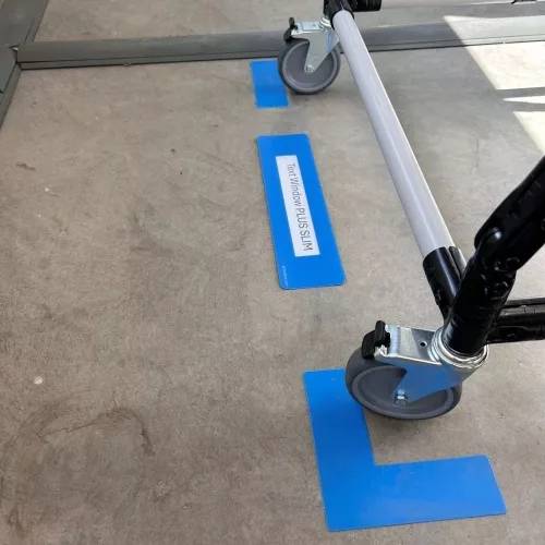 Oznaczenie podłogi z okienkiem opisowym PLUS 75MM x 300MM ŻÓŁTY TRAFFIC RAL1023 GEToolbox® 